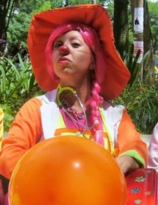 Giselle vestida de payamedica con un globo naranja en las manos