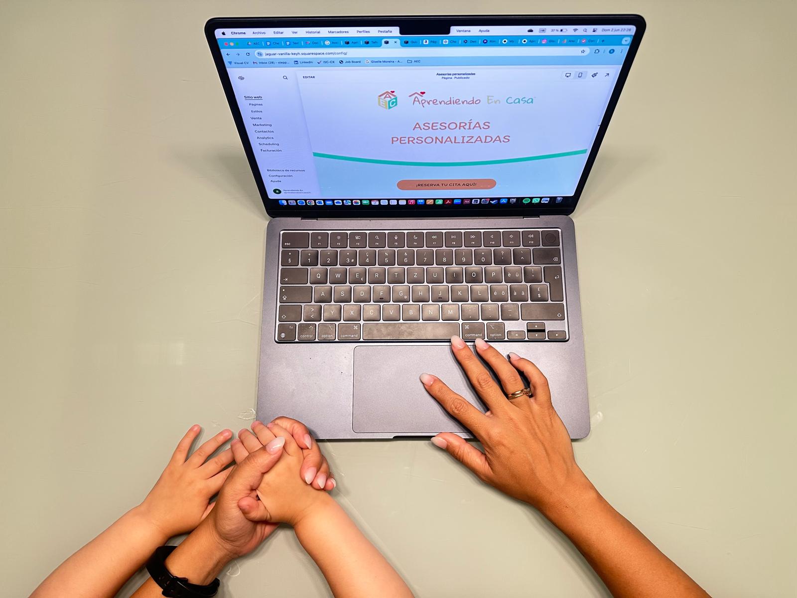 Manos con computadora