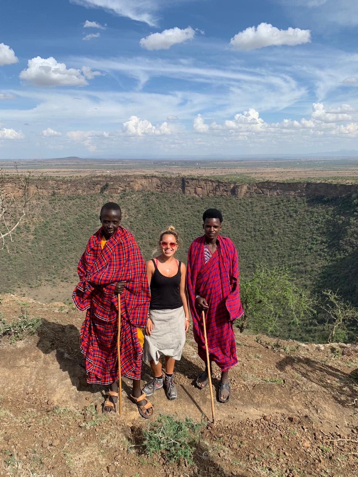 Giselle en posa con dos Masai en el borde de un antiguo cràter volcànico