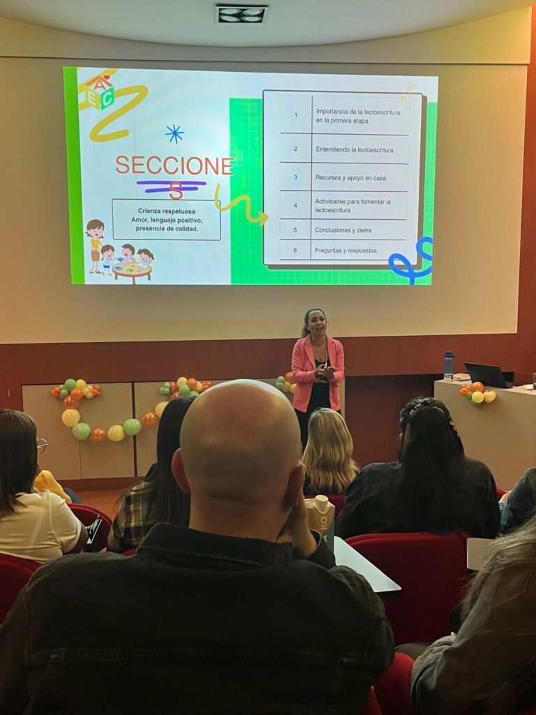 Giselle hablando a los participantes del taller