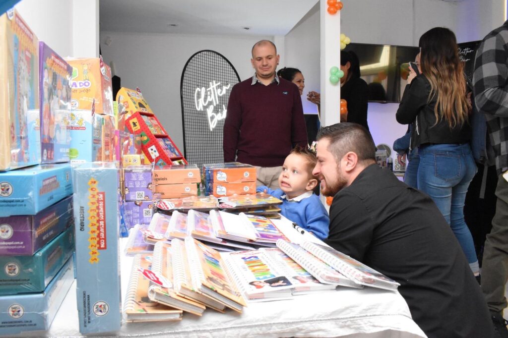 Michele y Stefano mirando los juegos expuestos de Barco de Papel