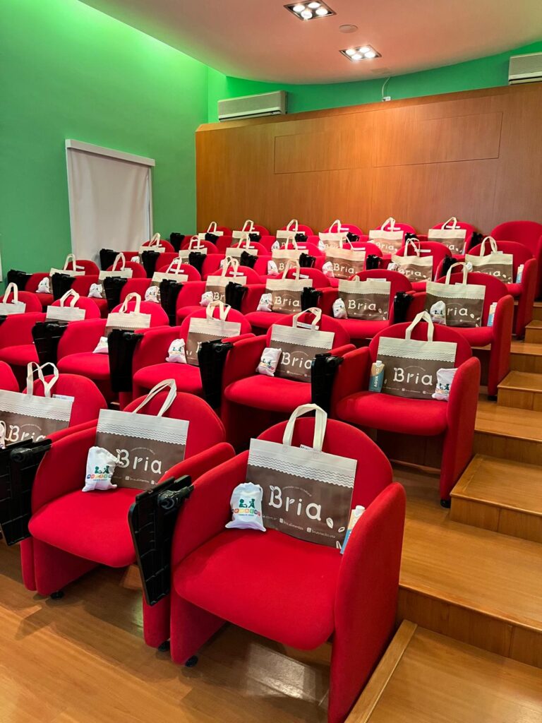 Butacas de teatro con unos souvenirs encima