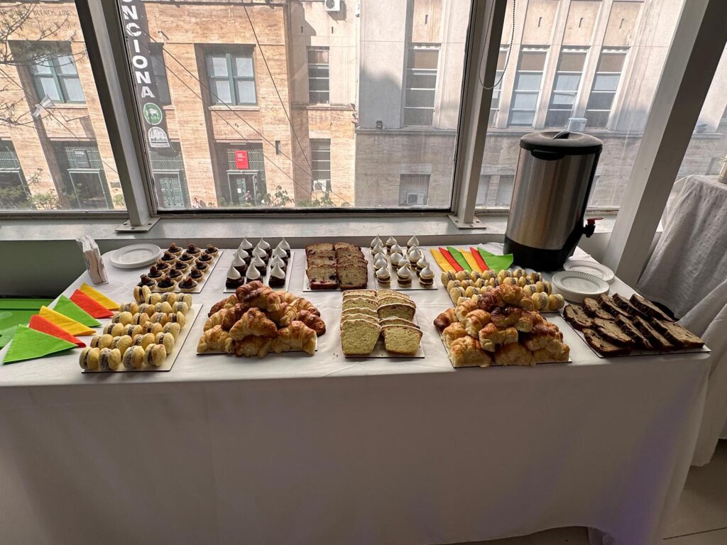 Mesa de dulce en frente de una ventana con muchas cosas ricas