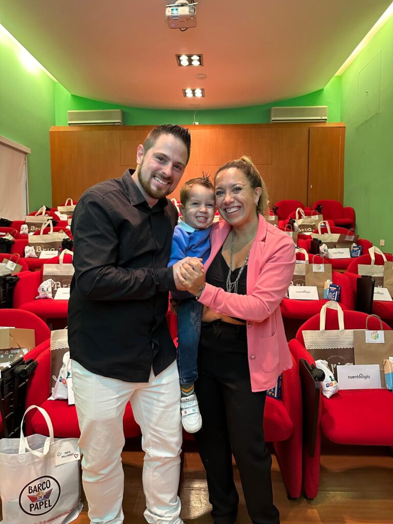 Michele, Giselle y Stefano delante de las butacas del teatro