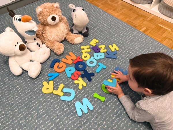 Michele formando palabras con letras juntos a sus peluches
